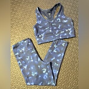Stylish Blue Patterned Sports Bra and Leggings Set Size Medium